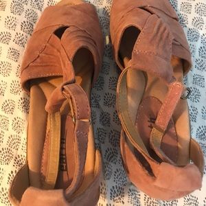 Earths Primrose Wedge